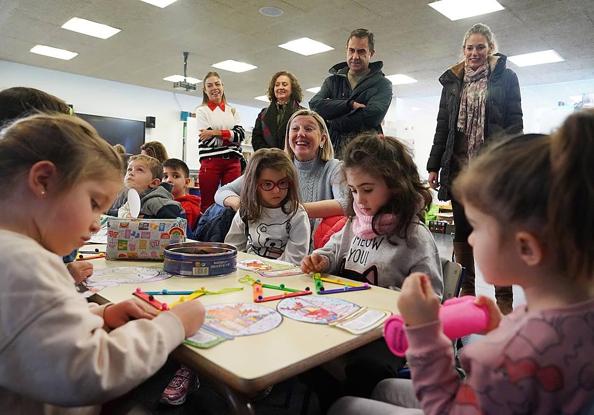 La consejera de Familia, Isabel Blanco, este martes durante la visita al programa 'Conciliamos Navidad'.