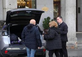 Visitantes recién llegados, aparcados en una plaza de carga y descarga.