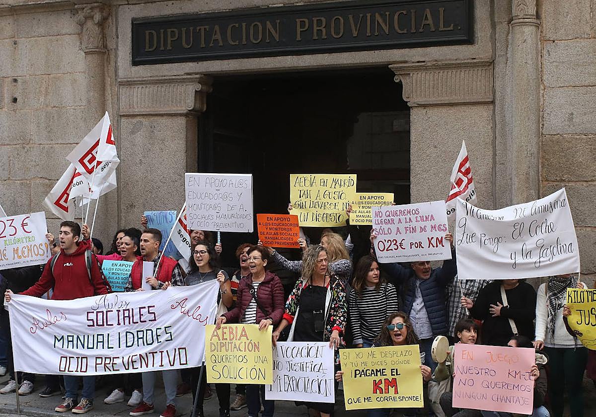 Manifestación que hizo el personal del servicio de ocio preventivo y de las aulas de manualidades de la Diputación de Segovia.