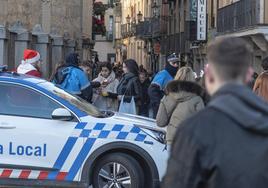 Vigilancia ejercida por la Policía Local de Segovia en los accesos a la Plaza Mayor en la Tardebuena.