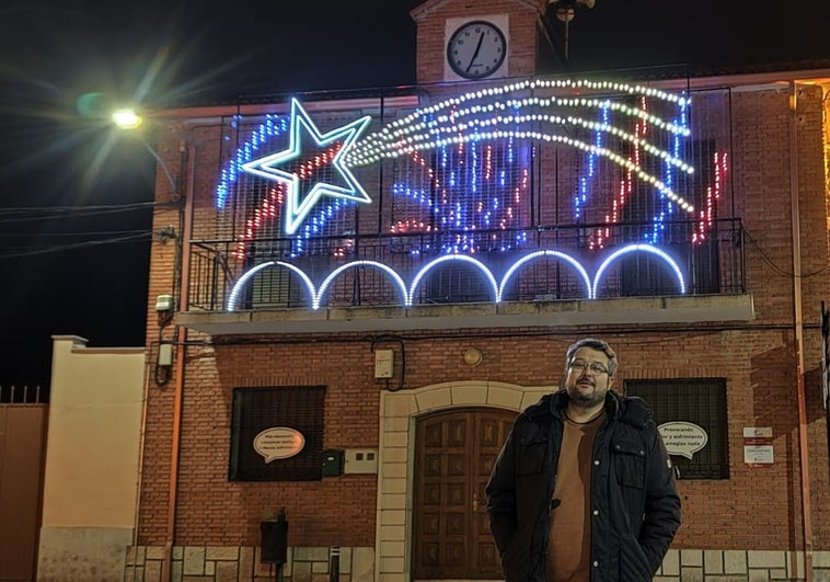 José Damián Monreal delante de la decoración que ha realizado para la Asociación de Jubilados Santa Isabel.