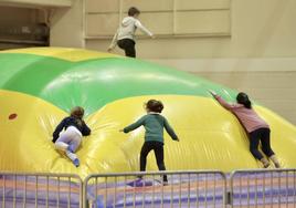 Niños disfrutando de las actividades de la Feria de Navival.