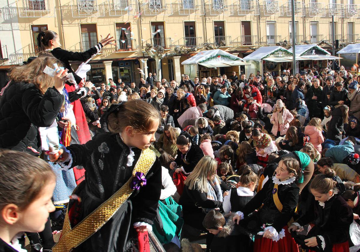 Pedrea de caramelos en la Plaza Mayor, el domingo pasado en el Bautizo del Niño infantil.