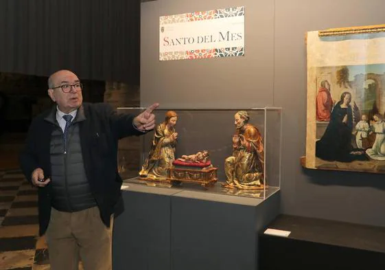 Rafael Martínez explica la pieza, colocada junto a la tabla de Juan Tejerina en la Catedral.