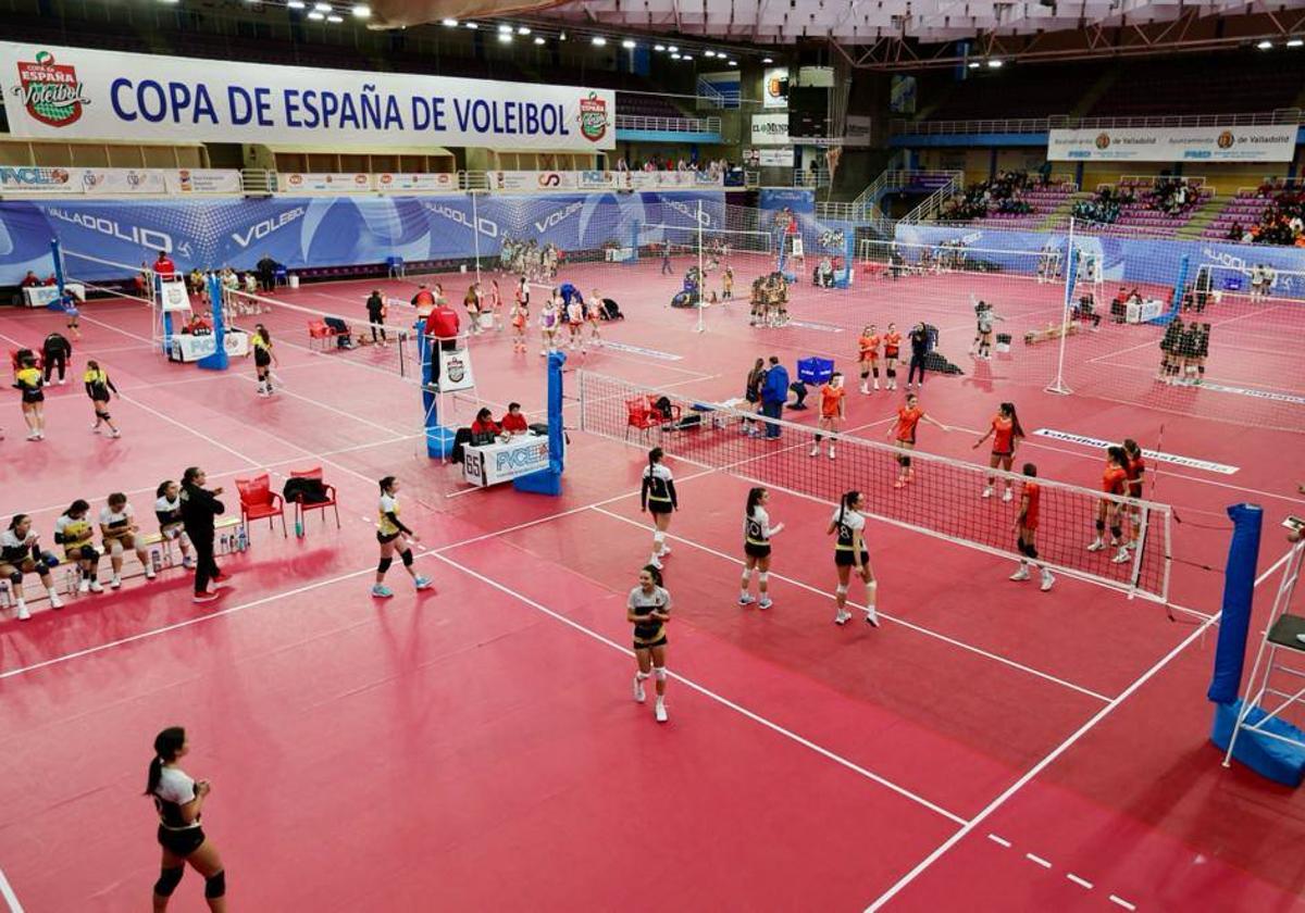 Panorámica del polideportivo Pisuerga con varios partidos en curso.