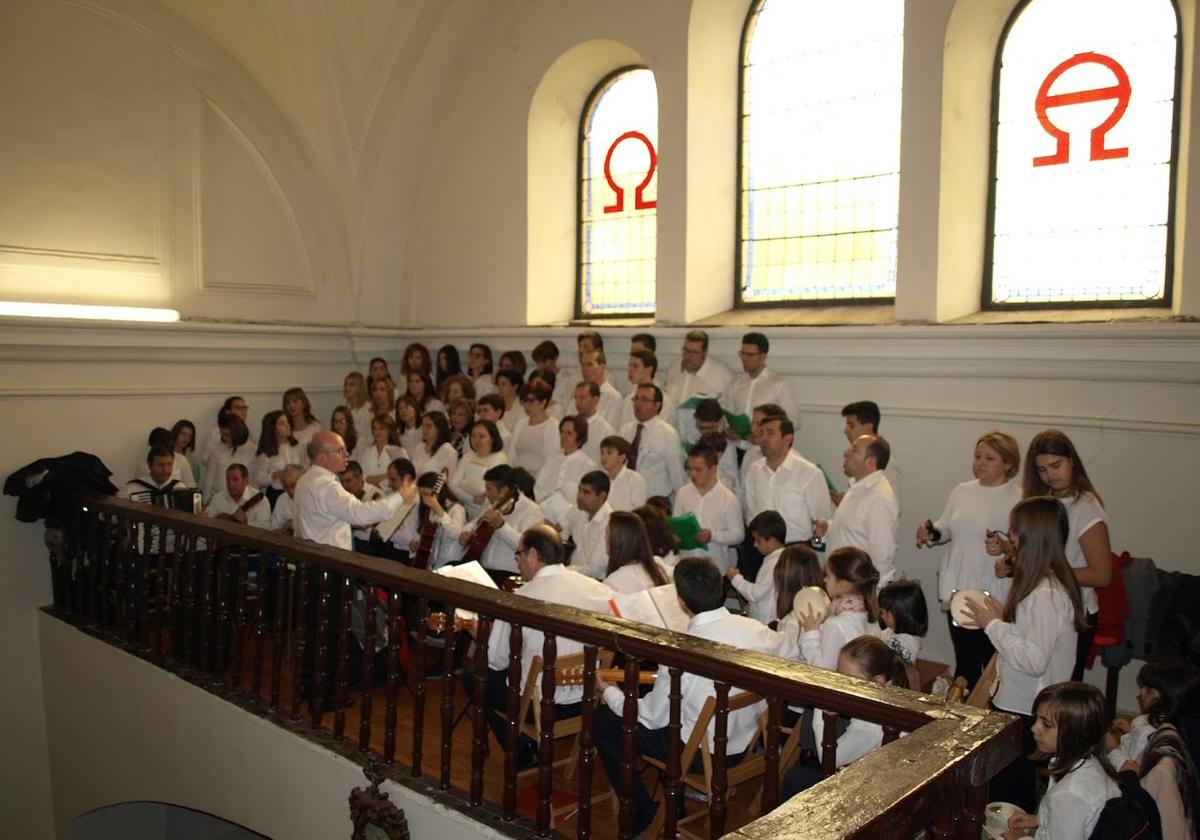 Coro de Navidad de Pedrajas de San Esteban durante la interpretación de la Misa Pastorela.