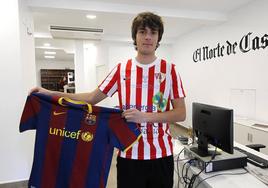 Jaime Reques, jugador segoviano del Barbastro, posa con la camiseta del Barcelona.