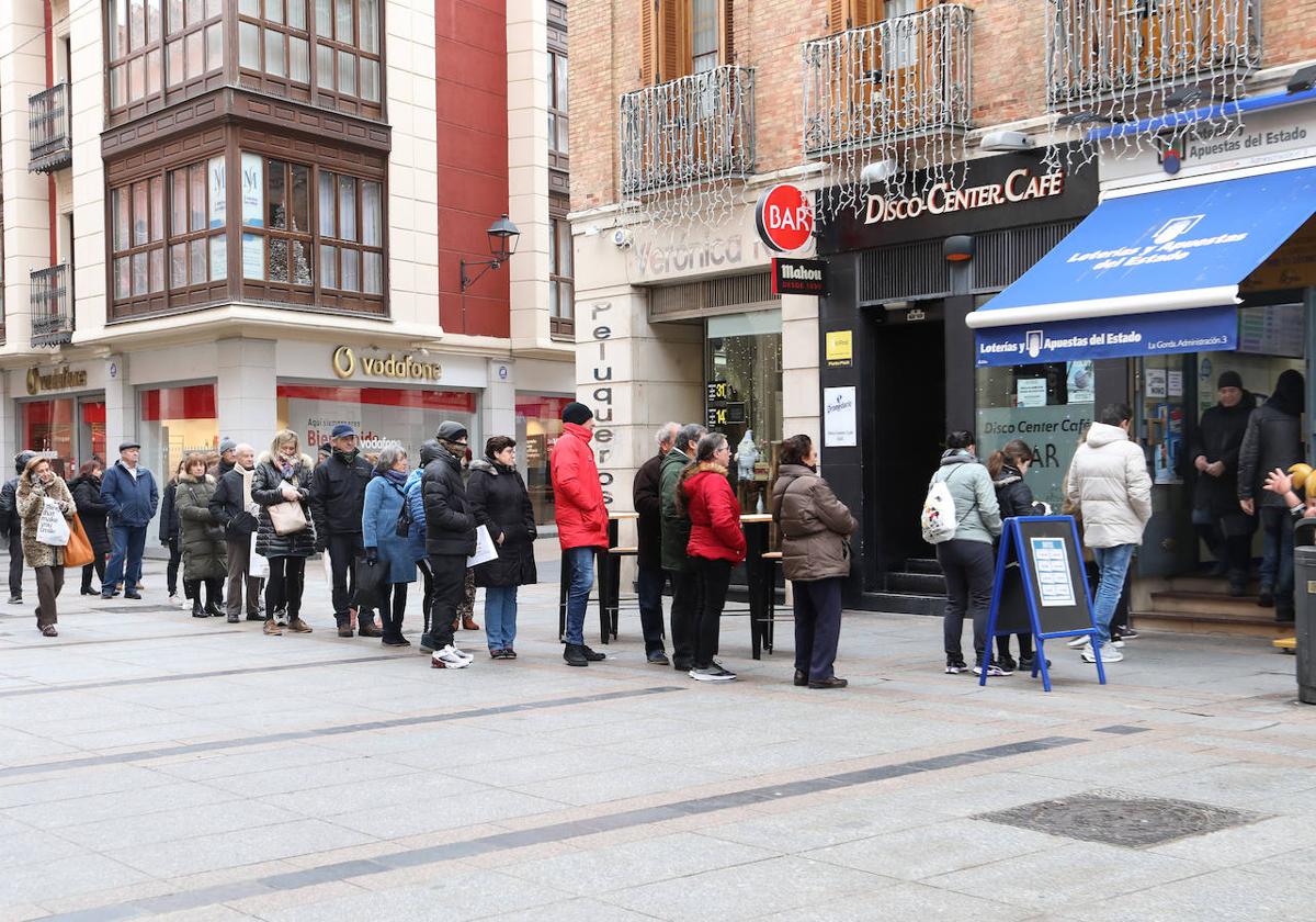 Varias personas guardan cola hoy para acceder a la administración de 'La Gorda'.