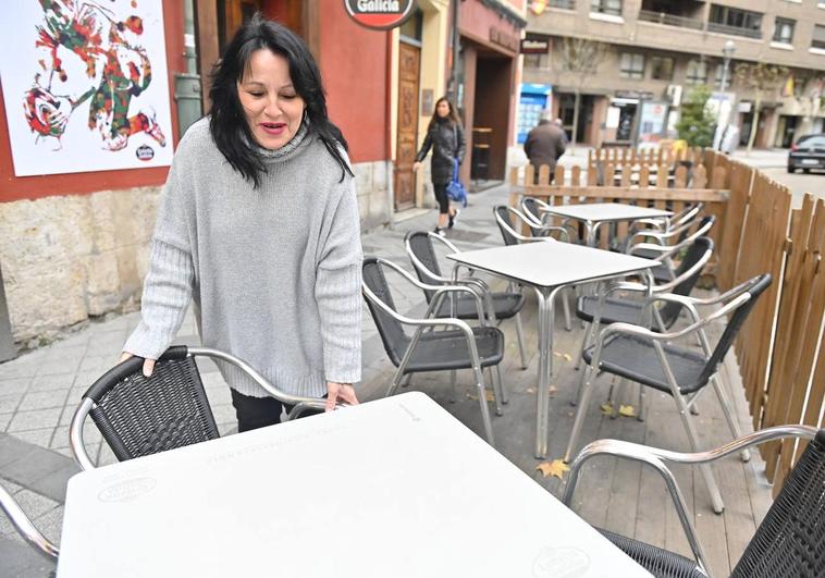 Beatriz Benito coloca su terraza sobre aparcamientos en la plaza Caño Argales.