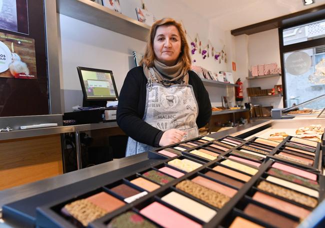 Elena Martín de El Bombón con sus bandejas de surtidos de turrones de chocolate