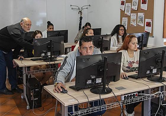 Participantes en el Aula T-Forma inaugurada este 2023 por Cáritas Segovia.