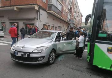 Herida una mujer en una colisión entre un autobús urbano y un coche