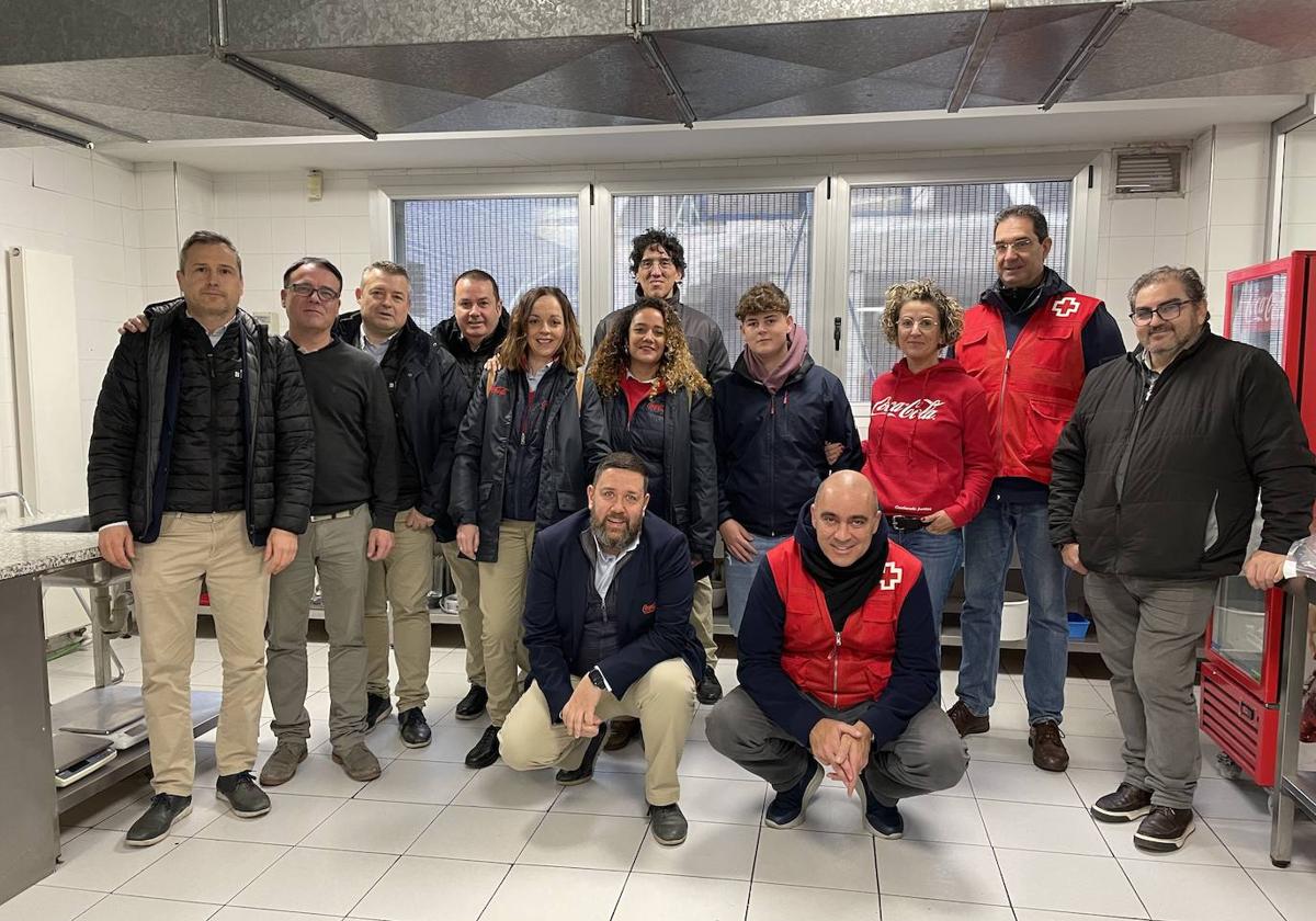 Voluntarios de Coca-Cola, en uno de los repartos.