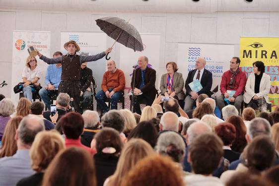 El músico José Luis Gutiérrez, durante la presentación junto al escritor Gustavo Martín Garzo.