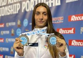 Marta González, con las dos medallas conseguidas en el campeonato celebrado en Portugal.