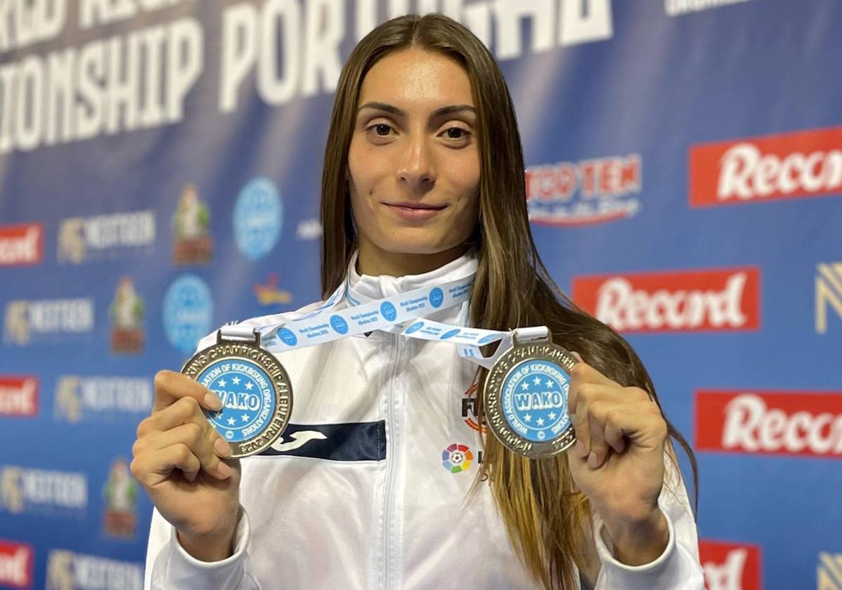 Marta González, con las dos medallas conseguidas en el campeonato celebrado en Portugal.