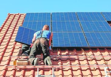 La Junta desatascará las ayudas a placas solares de 20.000 familias