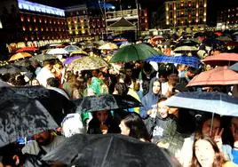 Decenas de personas (y paraguas) para seguir el concierto de La La Love You en la Plaza Mayor.