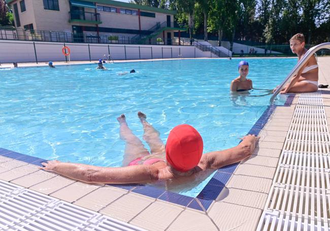 A remojo en la piscina el 23 de agosto.