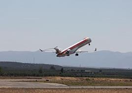 Un avión de Iberia despega desde un aeropuerto.