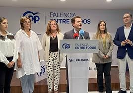 Miembros del grupo municipal del PP, en una rueda de prensa.
