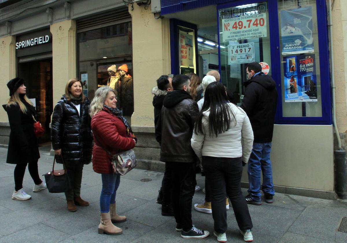 Clientes hacen cola en una administración de lotería del centro histórico de Segovia.