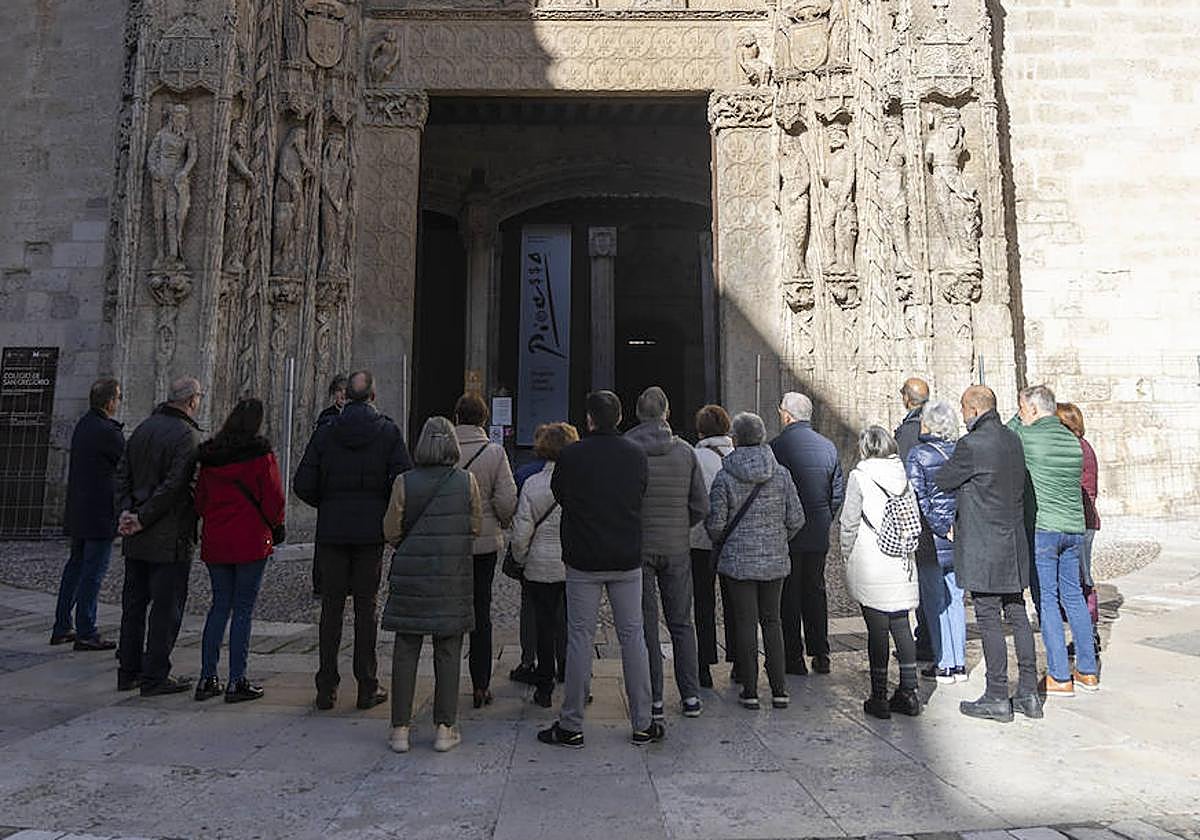 Visitantes a las puertas del Museo Nacional de Escultura.