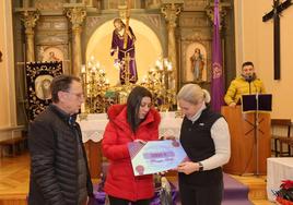 Fausto San Martín y Marina del Campo entregan el cheque a la presidenta de Mundo Azul.