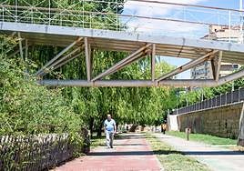 Carril para peatones y para bicis en la ribera del río, bajo la pasarela Isla Dos Aguas.