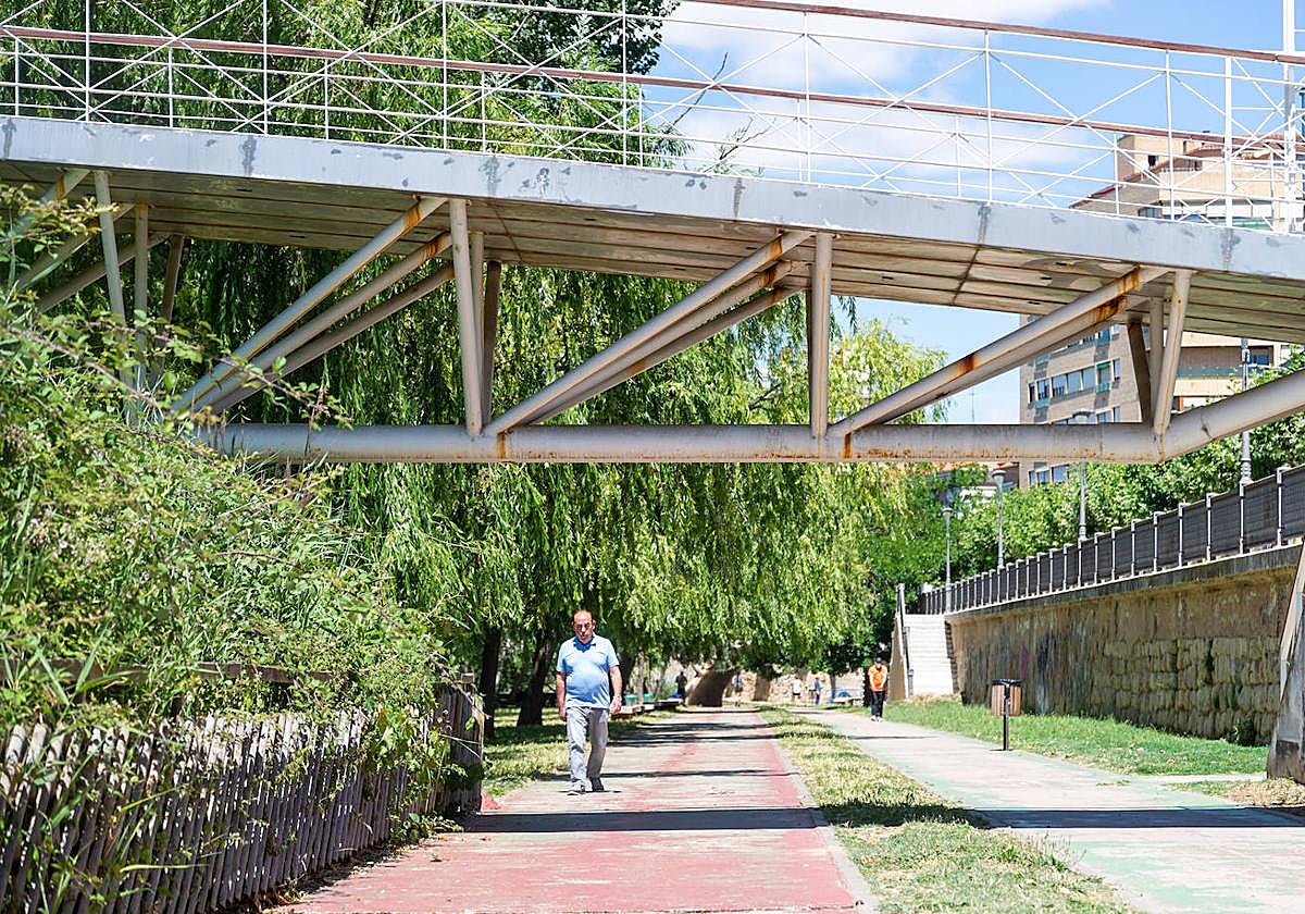 Carril para peatones y para bicis en la ribera del río, bajo la pasarela Isla Dos Aguas.