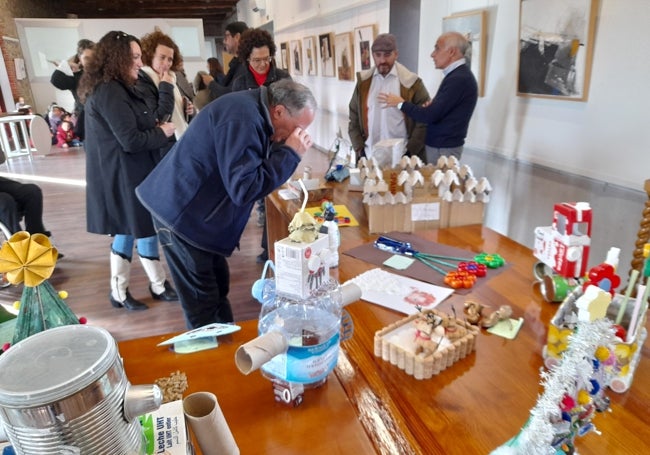 Exposición realizada con materiales reciclados.