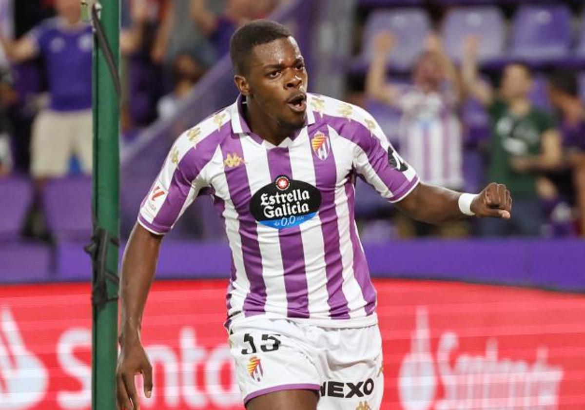 Imagen principal - Iván Cédric, Alberto Quintana y Víctor Rofino debutaron con el primer equpo del Real Valladolid este curso en Segunda en la primera jornada frente al Sporting.