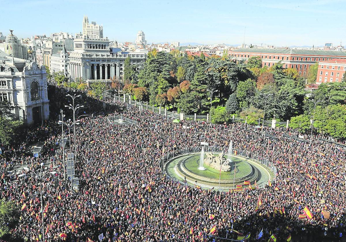 Miles de ciudadanos abarrotan la madrileña plaza de la Cibeles en la protesta del 12 de noviembre.