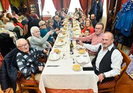 Celebración familiar por el cumpleaños cien de Pablo López.