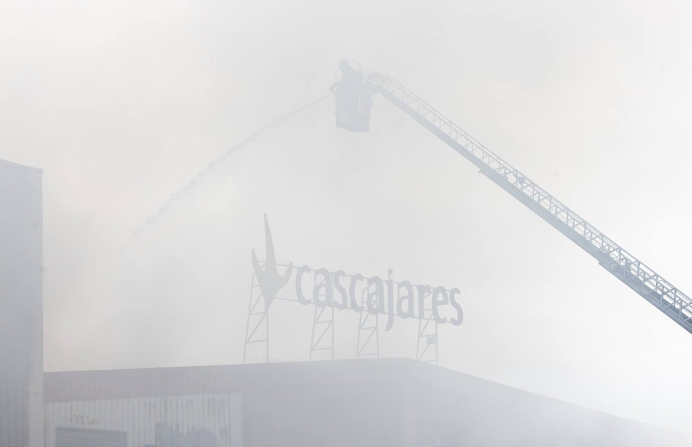 Un incendio destruye la fábrica de Cascajares en Dueñas (Palencia)