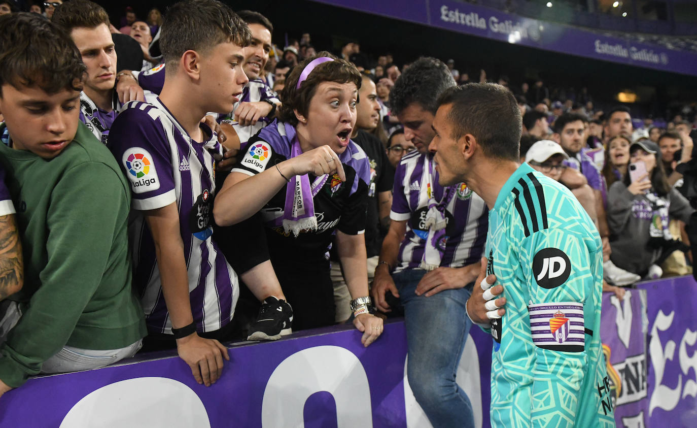 Descenso a segunda. El capitán del Real Valladolid Jordi Masip habla con aficionados después del partido ante el Getafe que certificaría el descenso a segunda división.