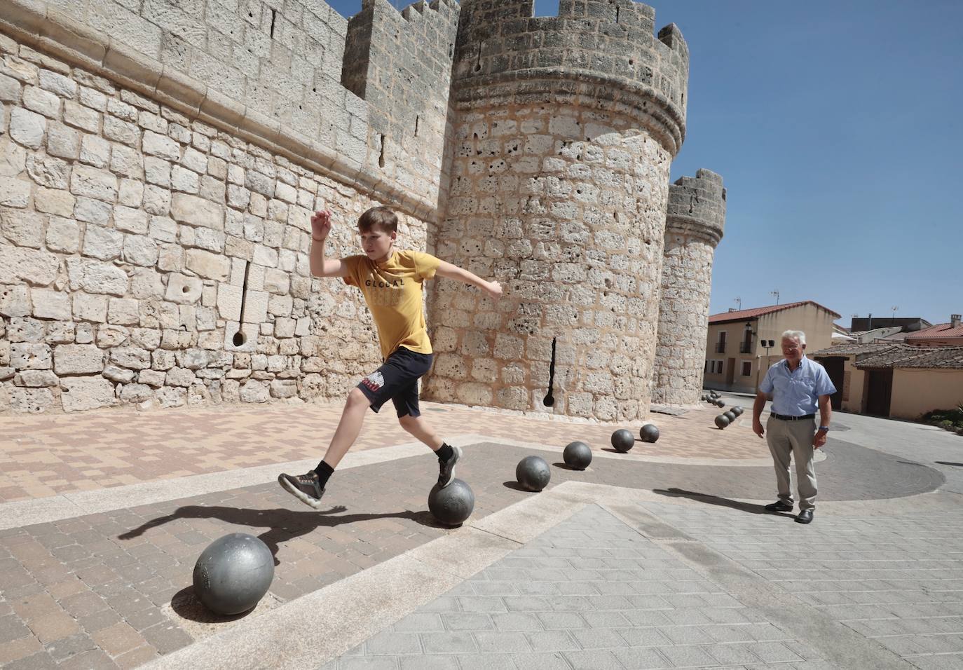 efugiados ucranianos. Danil Kroska (13 años), acogido por una familia de Portillo, juega junto al castillo de esta localidad, en la provincia de Valladolid.