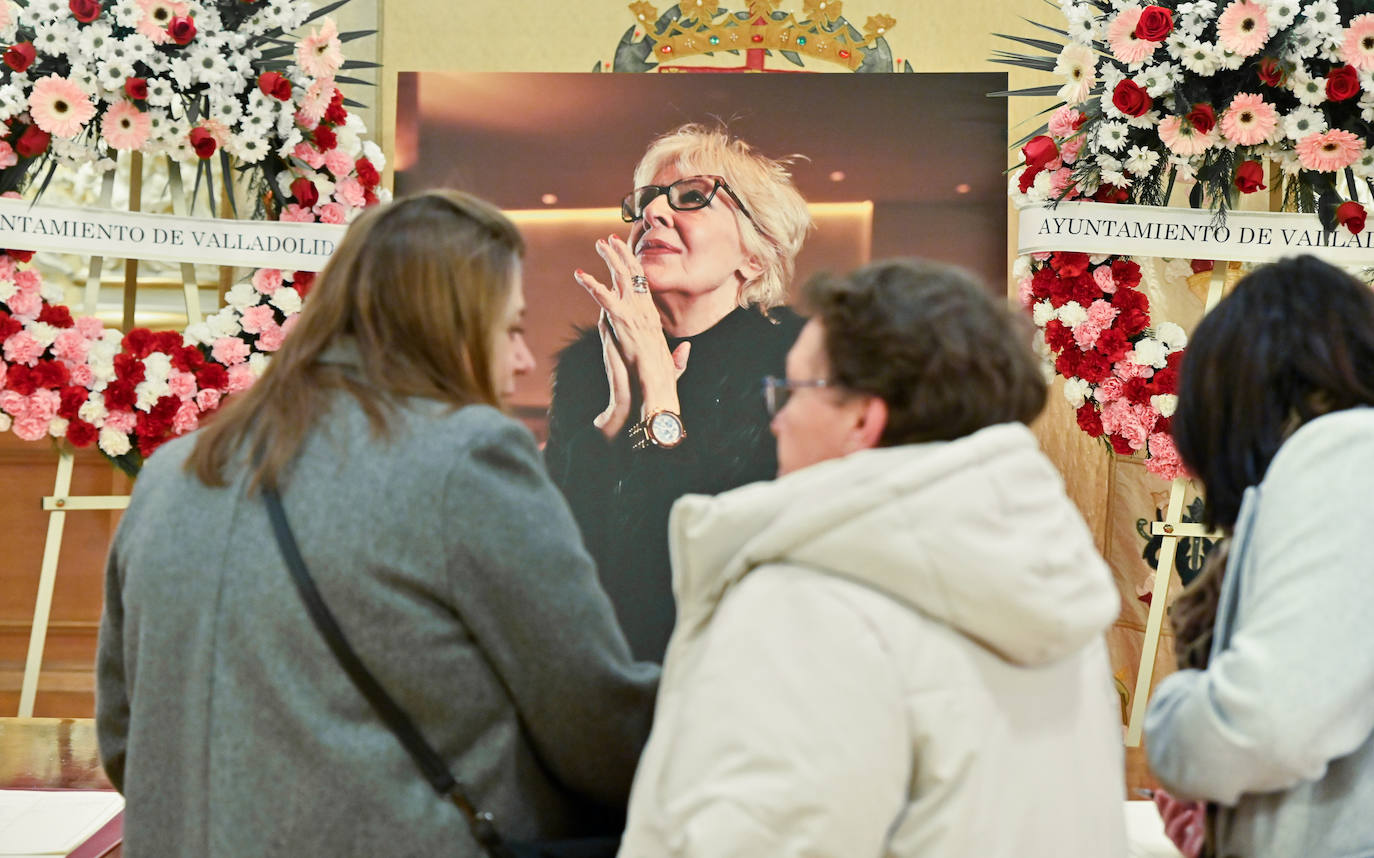 Muerte de Concha Velasco. El 2 de diciembre muere Concha Velasco. La ciudad de Valladolid se vuelca en su despedida. El salón de recepciones del Ayuntamiento abrió sus puertas para que los ciudadanos pudieran dejar sus muestras de cariño a la actriz.