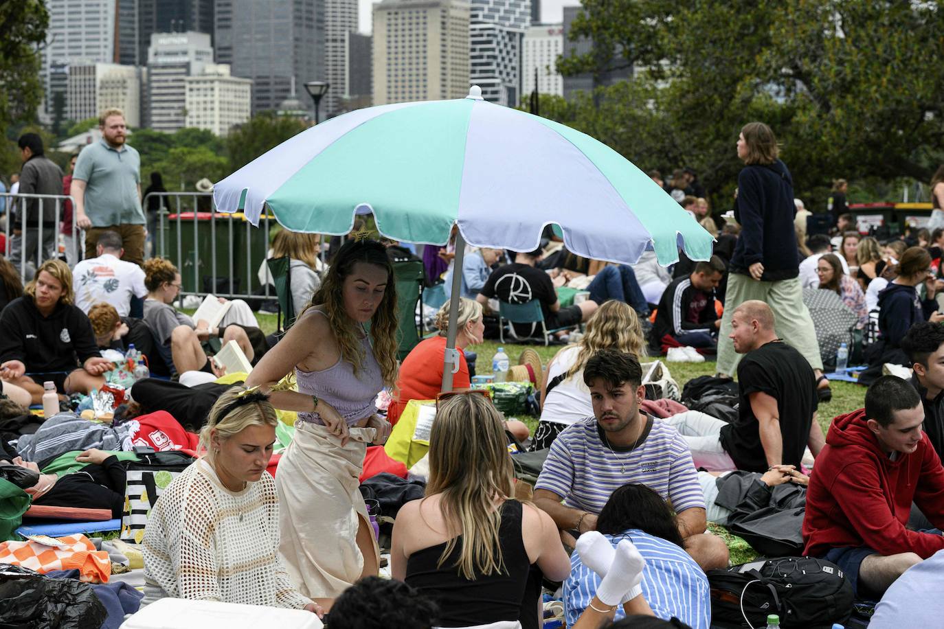 Cientos de australianos se reúnen en el parque de Mrs Macquarie's Point antes del espectáculo de fuegos artificiales de Nochevieja.