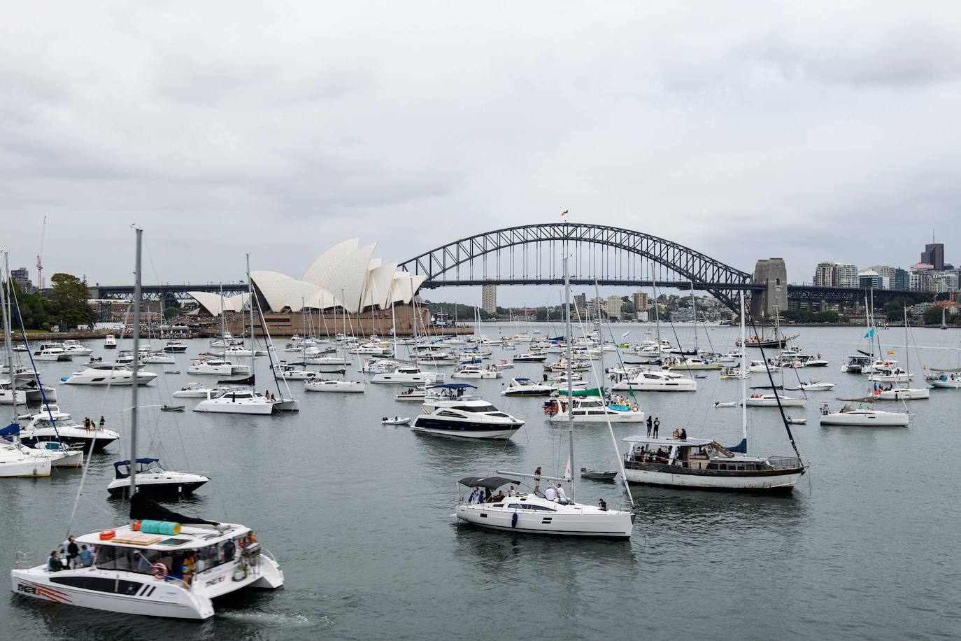 Numerosos barcos salen del puerto de Sidney a la espera de dar bienvenida al 2024.