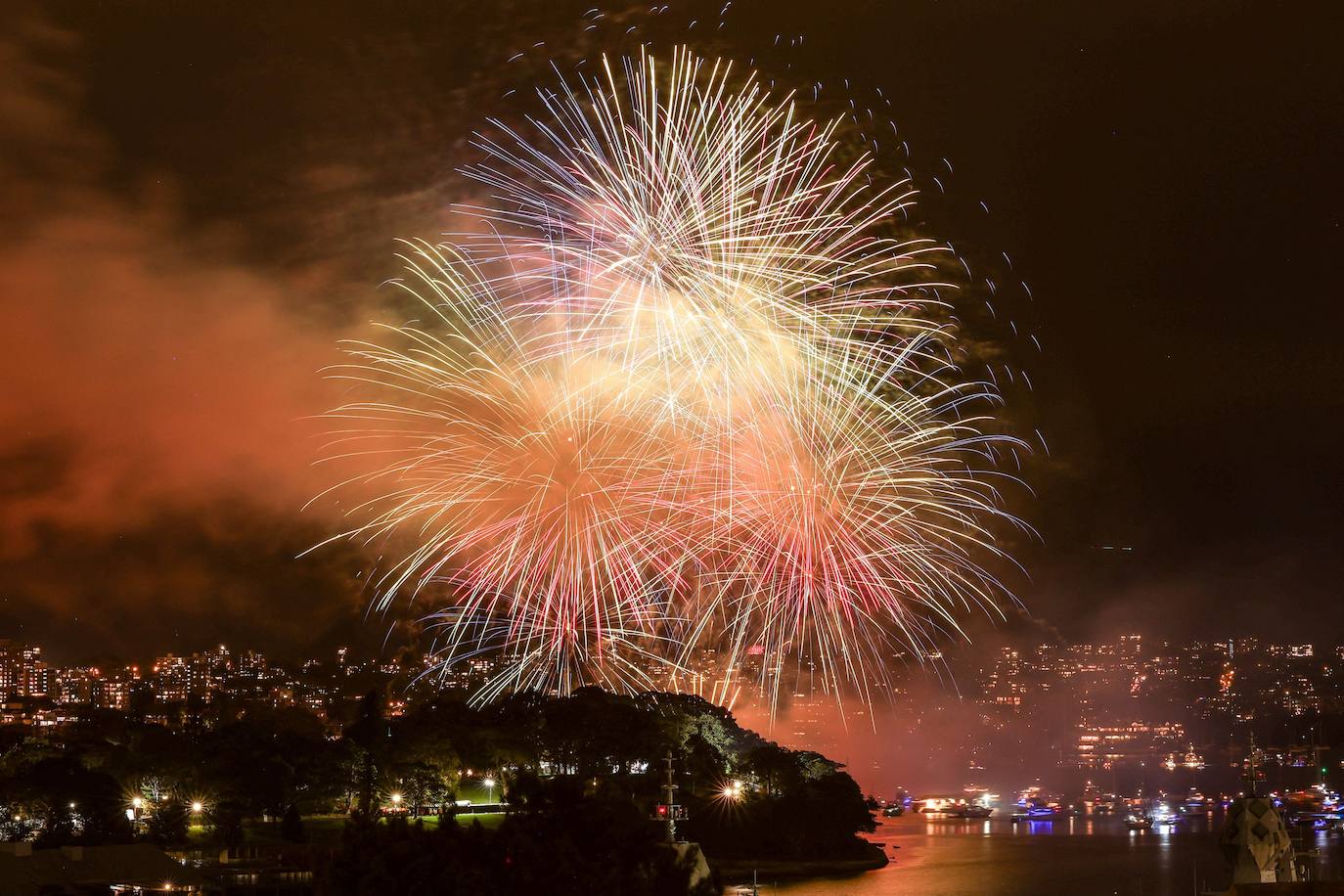 Australia se despide de 2023 con un cielo cubierto de espectaculares fuegos artificiales