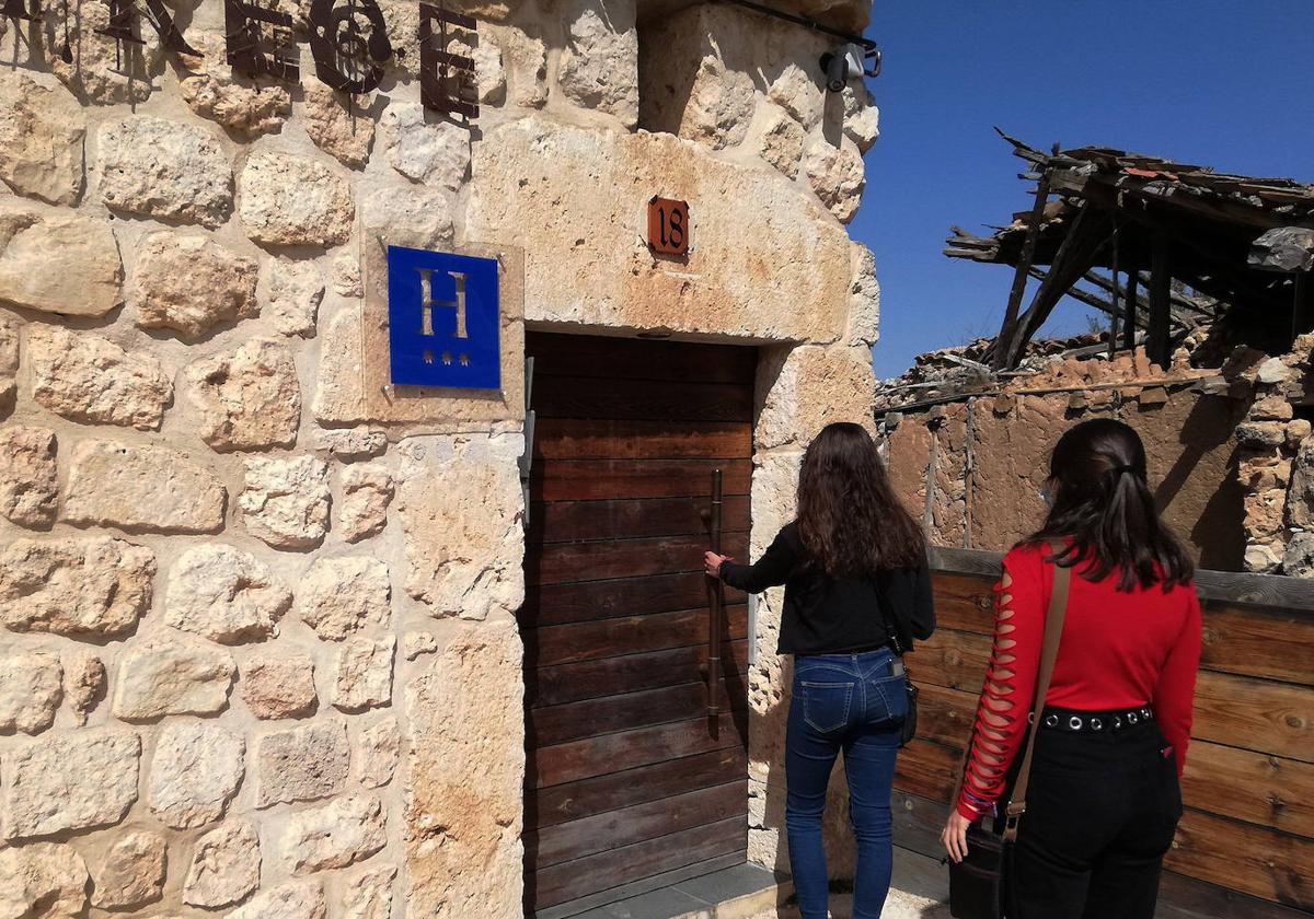 Dos mujeres acceden a una casa rural de la provincia de Segovia.