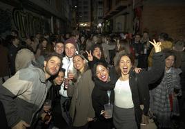 Celebración de la 'tardevieja' en la calle Alfonso VIII.