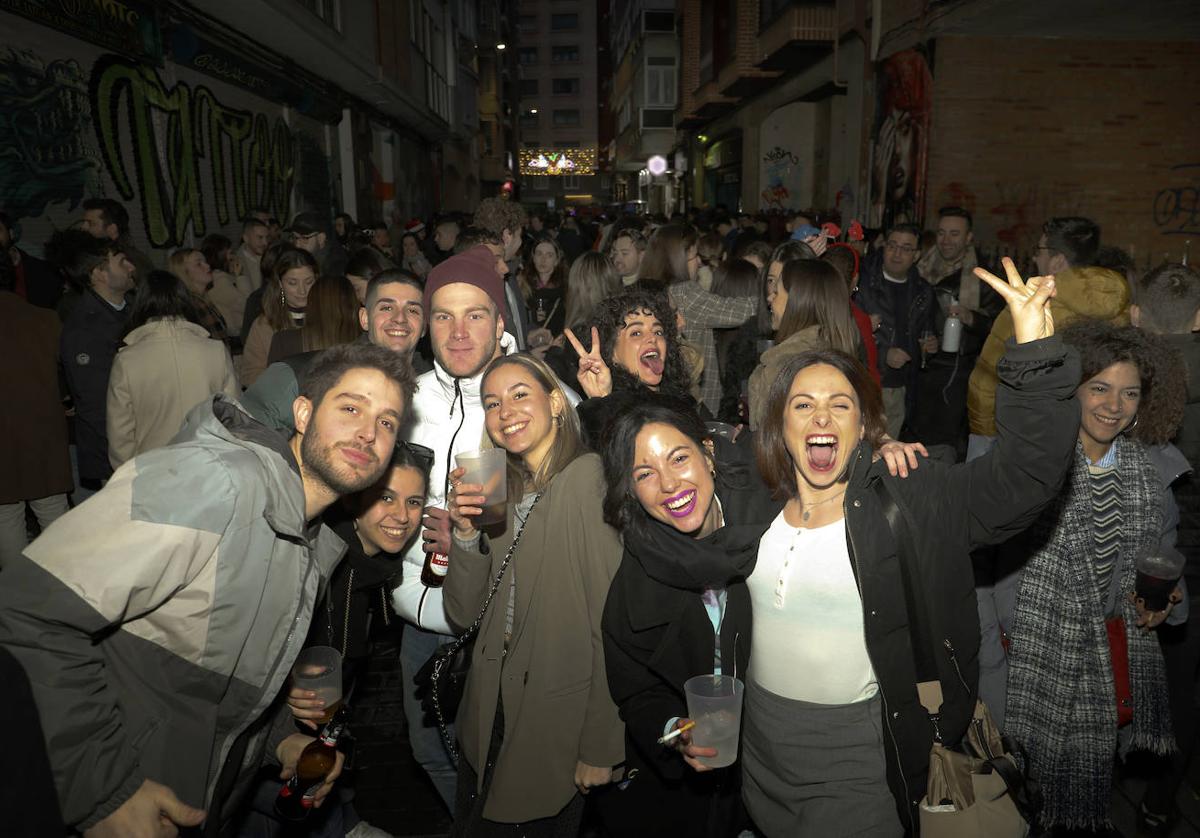 Celebración de la 'tardevieja' en la calle Alfonso VIII.