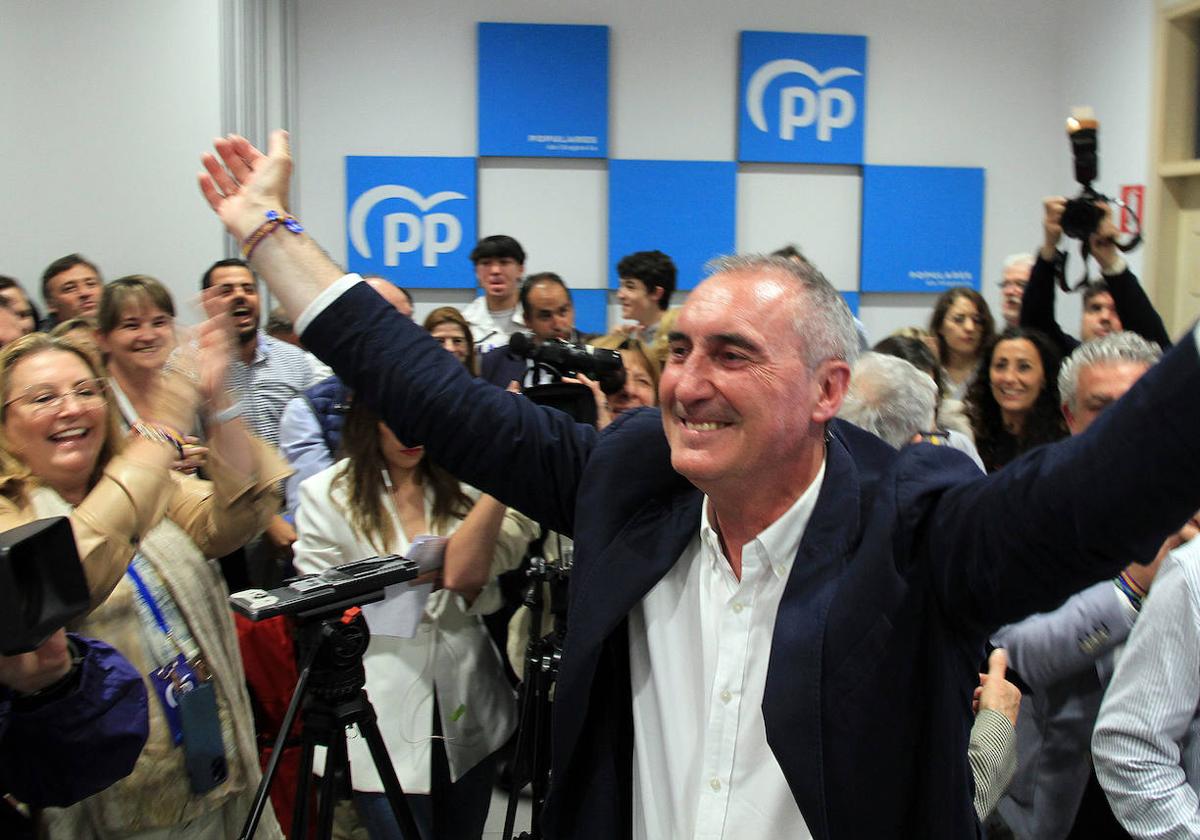 José Mazarías celebra la victoria del PP en Segovia el 28 de mayo de 2023.