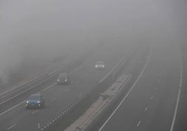 La niebla dificulta la circulación en una carretera en una imagen de archivo.