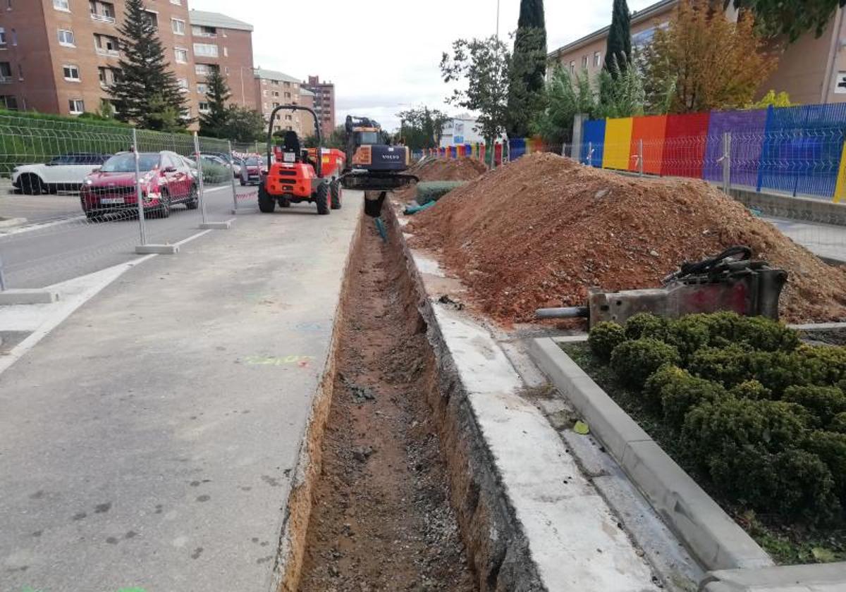 bras de la red de calor y biomasa en la calle Eusebio González Suárez de Parquesol, ante el colegio Marina Escobar.