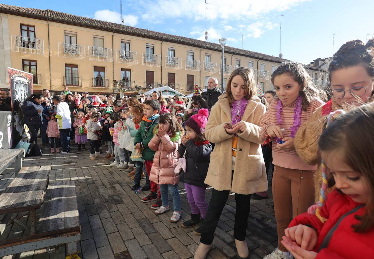 Los niños se toman 'chuches' en la Nochevieja infantil.