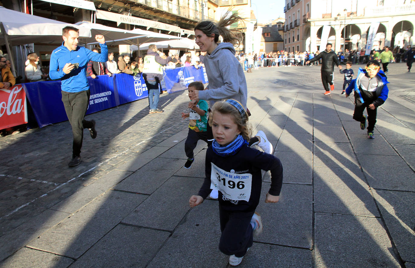 Los niños inscritos salen a la carrera en la prueba infantil de la popular cita segoviana. 
