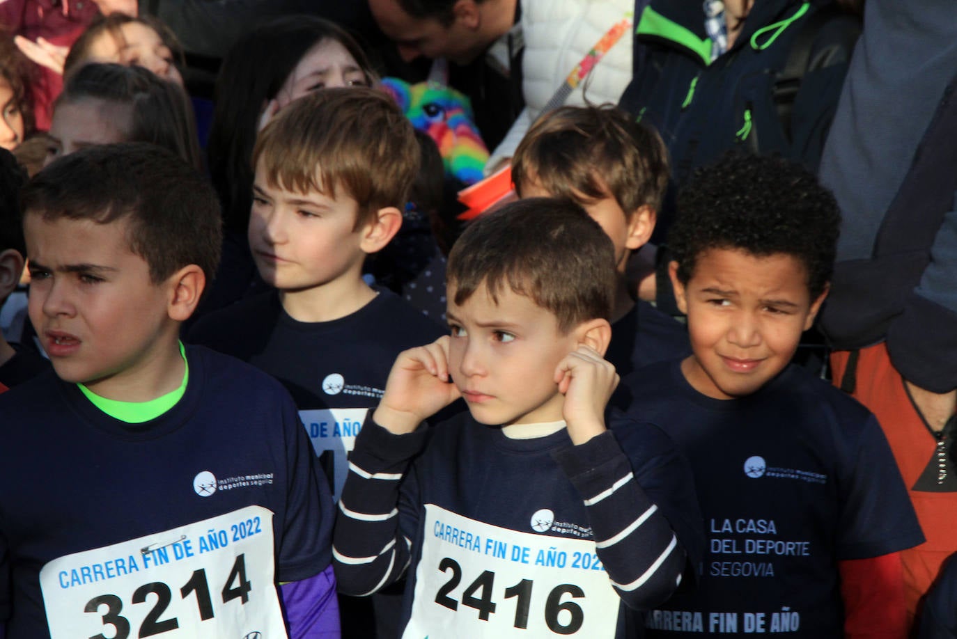 Los niños inscritos salen a la carrera en la prueba infantil de la popular cita segoviana. 